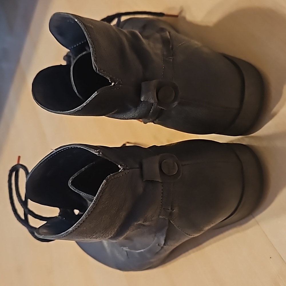 Boots - Picture 4 of 4